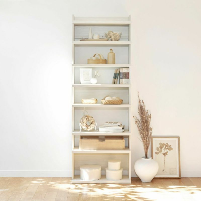 [コーヒー香る書店にいるような居心地]厚い棚板が力強く存在感を放つ高さ2mの大型オープンラック。造り付けの棚のような大容量収納をつくることができます。