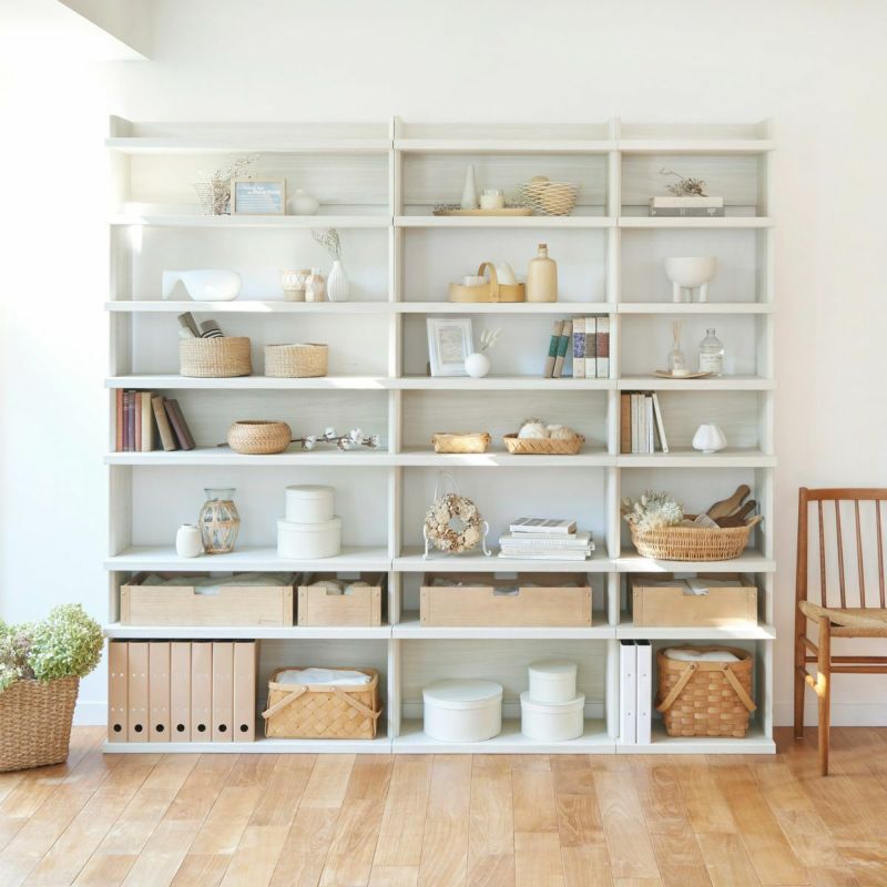 [理想の造り付けの棚を実現]複数を並べると一枚の板が端から端に通った造り付けの棚のように。一日に何度も眺めてしまう、自慢の収納をつくることができます。