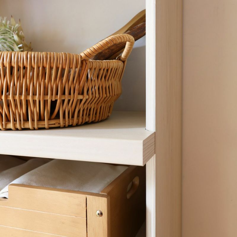 [棚の横ラインを強調する側板]側板のフチを斜めにカットし薄く見せることで、厚みのある棚板の横ラインを強調し魅力を引き立てます。