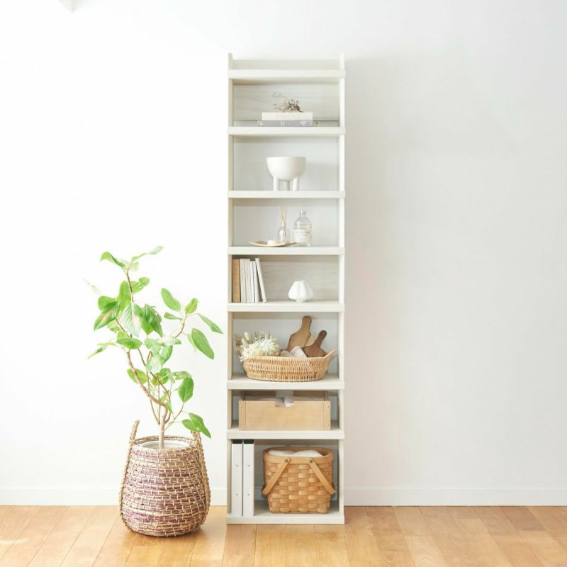 [コーヒー香る書店にいるような居心地]厚い棚板が力強く存在感を放つ高さ2mの大型オープンラック。造り付けの棚のような大容量収納をつくることができます。