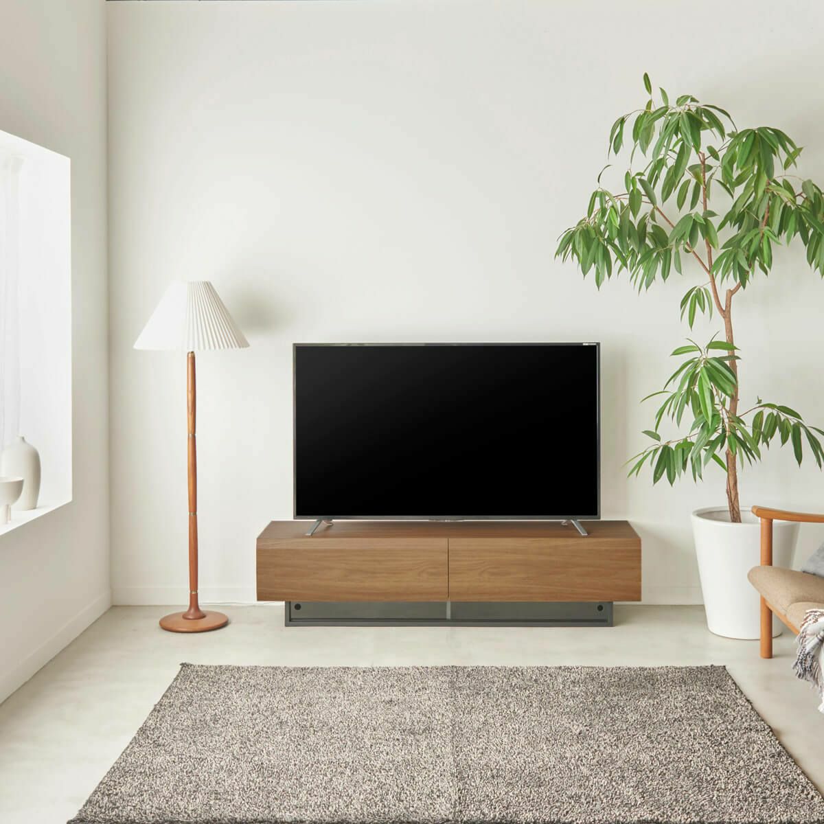 [まるで一本の丸太が浮いたようなテレビ台]横に流れる木目柄が美しいテレビ台。無駄のない洗練されたデザインと機能で、落ち着きのあるリビング空間を演出します。