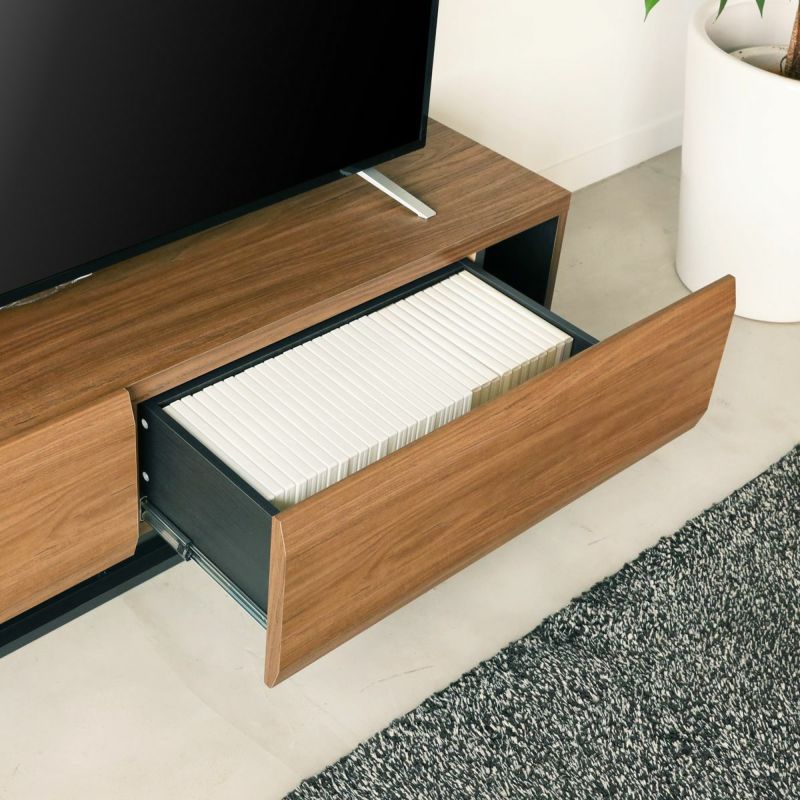 [タイトルが見えるDVD収納]頑丈なスライドレールの大きな引き出し2杯には、DVDのタイトル面を上にして左右それぞれに約33枚、計66枚を収納できます