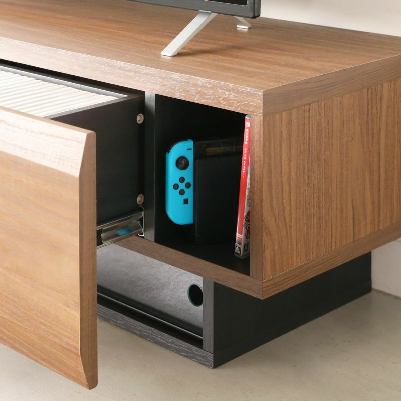 [縦型ゲーム機の収納]引き出しの左右２ヵ所に、Wifiルーターや、Switch・Wiiなどの縦置きのゲーム機が入るスペースがあります。
