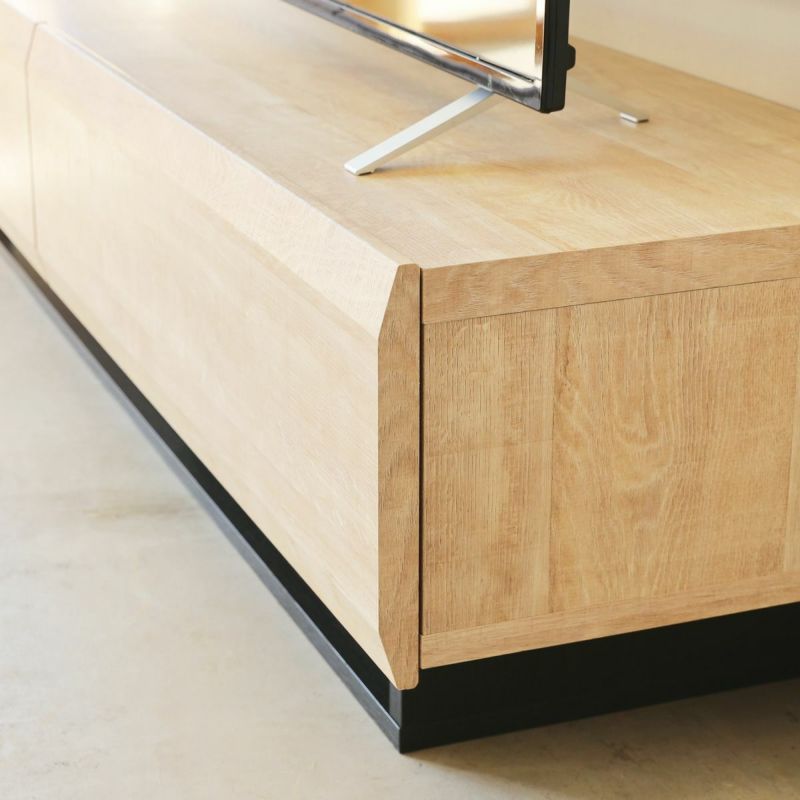 [丸みのあるデザイン]引き出し前板の縁は丸みをもたせ、ボリューム感と安心感を表現しました。お子さまのいるご家庭でも、安心して使用できます。