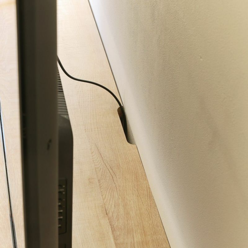 [配線穴]背面には配線穴を設けています。壁にぴったりつけられるので、テレビ台の裏にほこりが溜まりません。