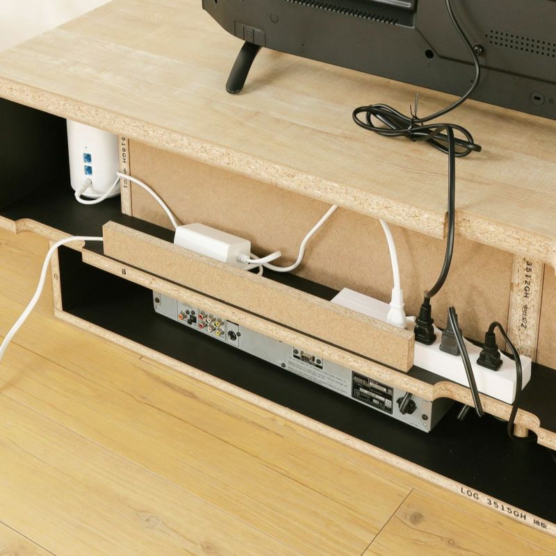 [電源タップ収納]電源線をひきやすくキレイに収納できるように、電源タップの収納ゾーンや配線穴を設けています。