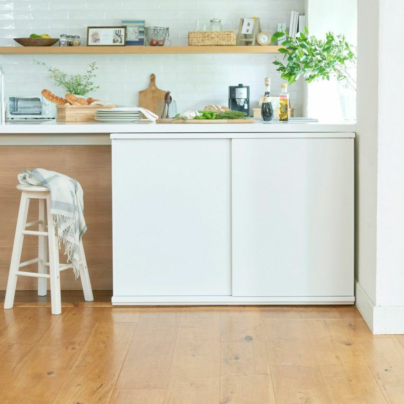 [家族の"笑顔"と"憩い"のダイニング]カウンター下のデッドスペースを収納に変えるカウンター下収納。小物が散らかりがちなダイニングをすっきり片付けて、家族みんなが笑顔でくつろげる場所をつくります。