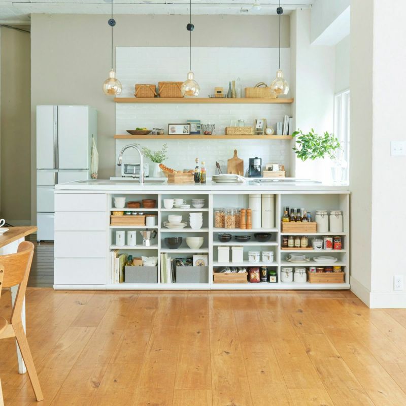 [カウンター下にたっぷり収納]キッチンやリビングダイニングの小物をたっぷり収納できます。たっぷり入れた棚の中も扉を閉めればすっきりとした見た目に。※画像は扉を外して撮影しています