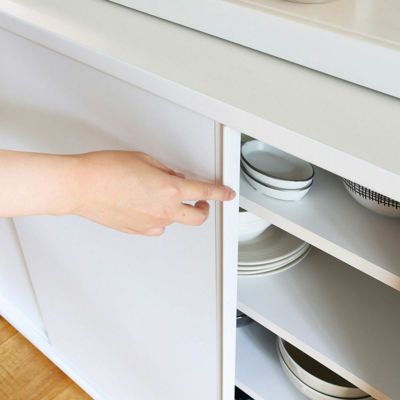 [開閉スペースを取らない引き戸タイプ]扉の開閉に場所を取らない引き戸。狭いダイニングの収納にもおすすめです。