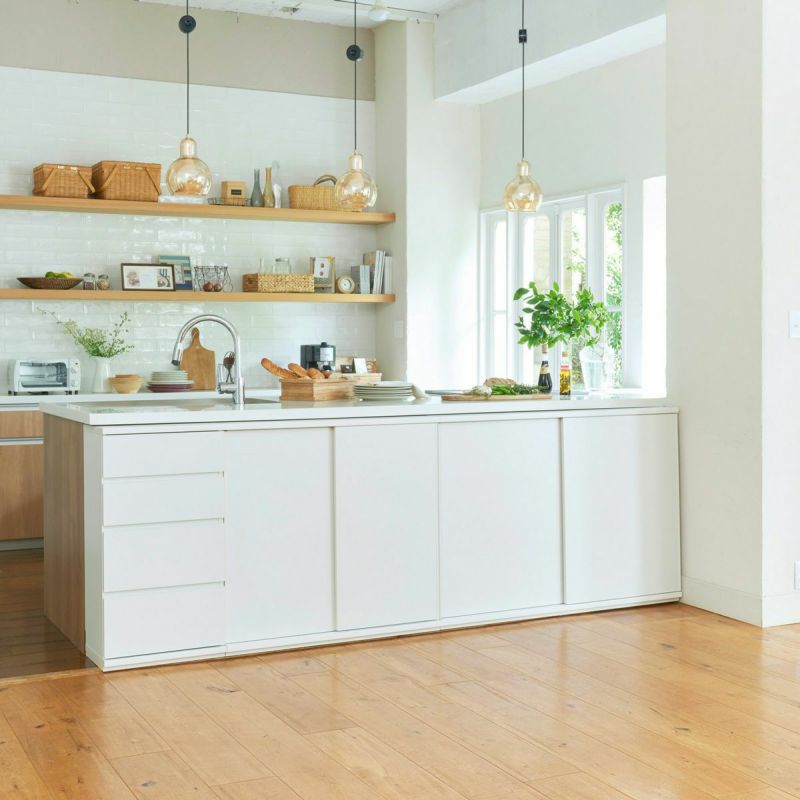 [カウンター下を有効活用して整理されたダイニングに]キッチンカウンター下のデッドスペースを収納に変えるカウンター下収納。キッチンやリビングダイニングにあふれた物をすっきり収納して整理されたお部屋にすることができます。※画像はWH色