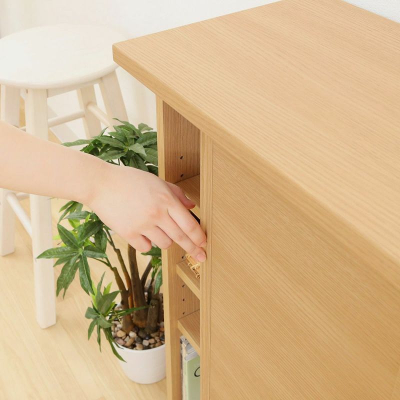 [開閉スペースを取らない引き戸タイプ]扉の開閉に場所を取らない引き戸。狭いダイニングの収納にもおすすめです。