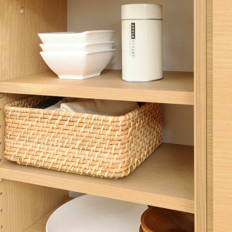 [収納ボックスで扉の中をすっきり整理]扉内の移動棚の奥行は20.8cm。市販の収納ボックスを使えば、細かなキッチン小物もすっきりと取りやすく整理できます。