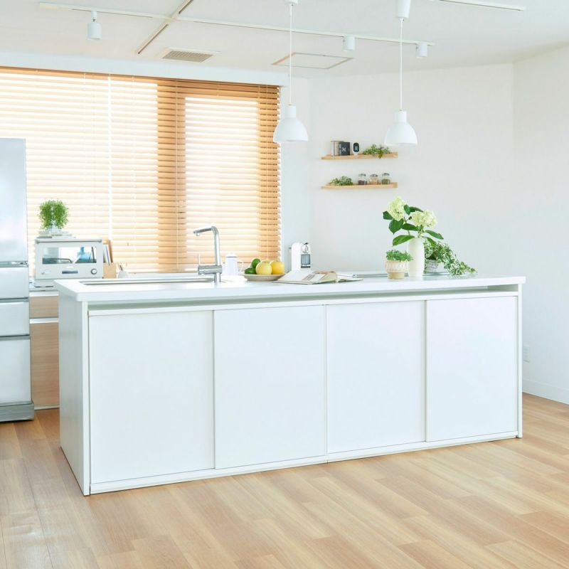 [カウンター下を有効活用して整理されたダイニングに]キッチンカウンター下のデッドスペースを収納に変えるカウンター下収納。キッチンやリビングダイニングにあふれた物をすっきり収納して整理されたお部屋にすることができます。※画像はPTS-8512SDWH