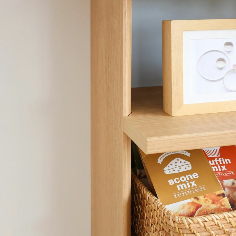 [棚の横ラインを強調する側板]側板のフチを斜めにカットし薄く見せることで、厚みのある棚板の横ラインを強調し魅力を引き立てます。