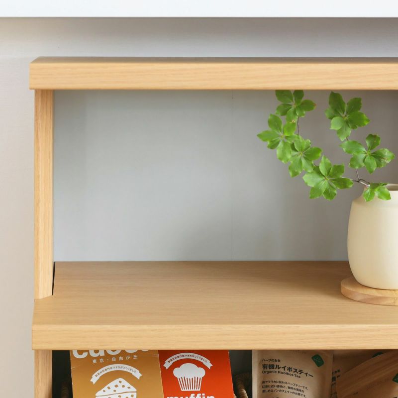 [収納物が映えるグレー色の背板]背板はグレー色。収納した物が映えるので、お気に入りの食器を飾っておしゃれなインテリアを楽しめます。