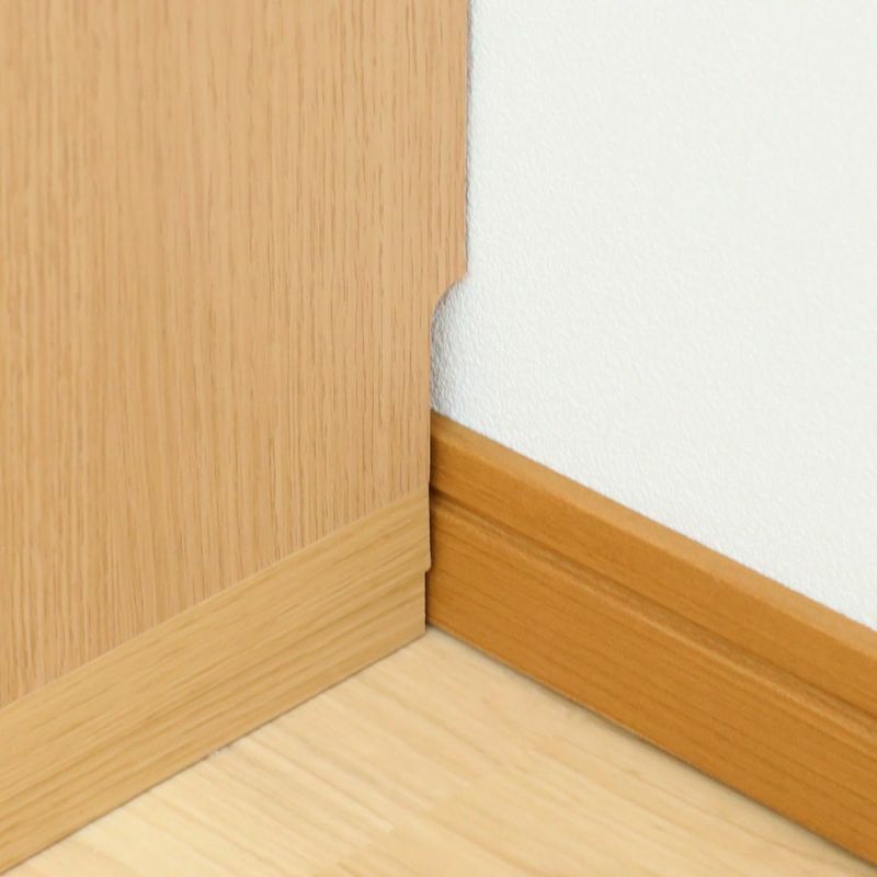 [巾木よけ加工]巾木よけカット加工がしてあるので、巾木をよけて設置できます。
