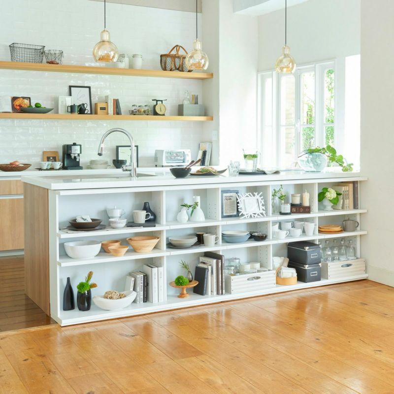 [カウンター下を有効活用して整理されたダイニングに]キッチンカウンター下のデッドスペースを収納に変えるカウンター下収納。キッチンやリビングダイニングにあふれた物をすっきり収納して整理されたお部屋にすることができます。