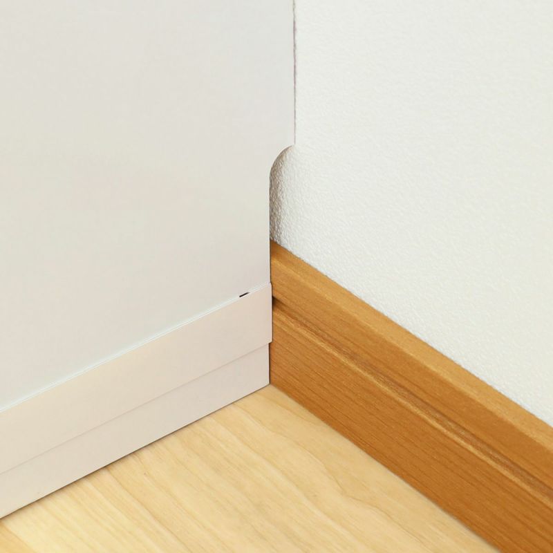 [巾木よけ加工]巾木よけカット加工がしてあるので、巾木をよけて設置できます。