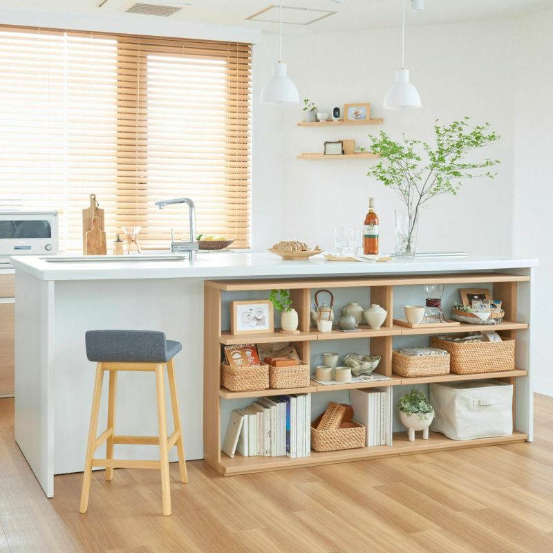 [カウンター下を有効活用して整理されたダイニングに]キッチンカウンター下のデッドスペースを収納に変えるカウンター下収納。キッチンやリビングダイニングにあふれた物をすっきり収納して整理されたお部屋にすることができます。