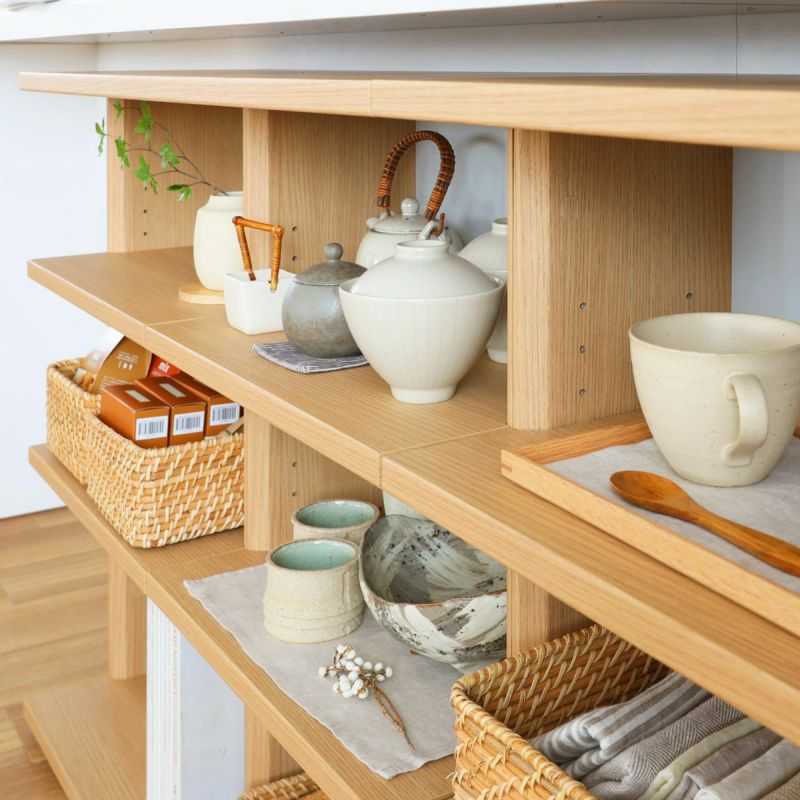 [一枚板のような棚板]棚板を前面に大きくせり出させ、側板の前まで飛び出すデザイン。複数を並べて棚の高さを合わせれば、一枚板の造り付け棚のようになります。※画像はPTS-8590RNA