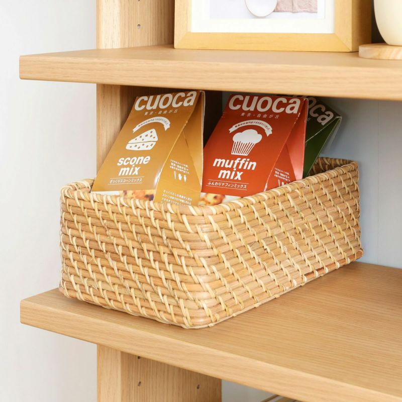 [収納ボックスで棚の中をすっきり整理]移動棚の奥行は26.4cm。市販の収納ボックスを使えば、細かなキッチン小物もすっきりと取りやすく整理できます。