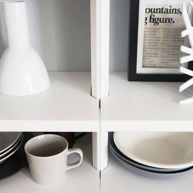 [一枚板のような棚板]棚板を前面に大きくせり出させ、側板の前まで飛び出すデザイン。複数を並べて棚の高さを合わせれば、一枚板の造り付け棚のようになります。