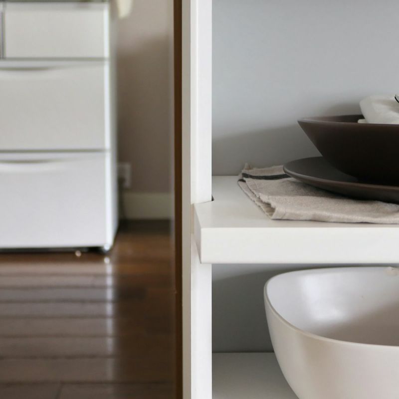 [棚の横ラインを強調する側板]側板のフチを斜めにカットし薄く見せることで、厚みのある棚板の横ラインを強調し魅力を引き立てます。