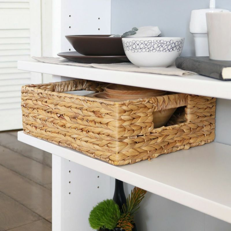 [収納ボックスで棚の中をすっきり整理]移動棚の奥行は26.4cm。市販の収納ボックスを使えば、細かなキッチン小物もすっきりと取りやすく整理できます。