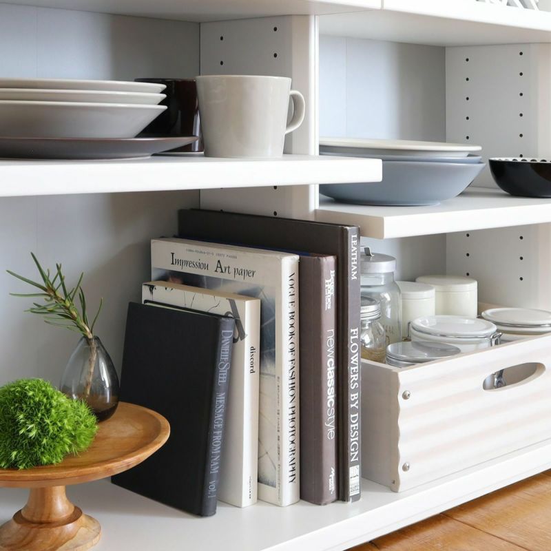 [全ての棚の高さ調節可能]2枚ある全ての棚板は3cm間隔で高さを調節できる移動棚。収納したい物に合わせて棚の高さを決めることができます。