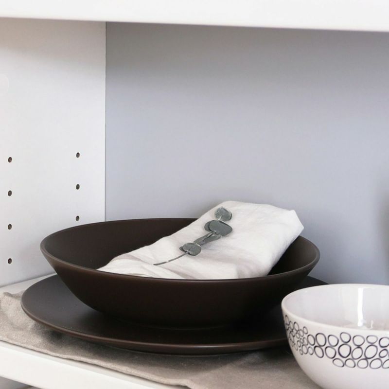 [収納物が映えるグレー色の背板]背板はグレー色。収納した物が映えるので、お気に入りの食器を飾っておしゃれなインテリアを楽しめます。