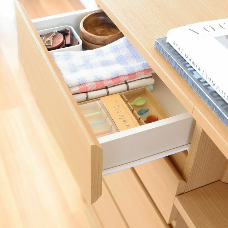 [小物の収納に便利なチェストタイプ]カトラリーなどのキッチン小物やダイニングでの書き物で使いたい文房具を収納するのに便利な引き出し収納です。