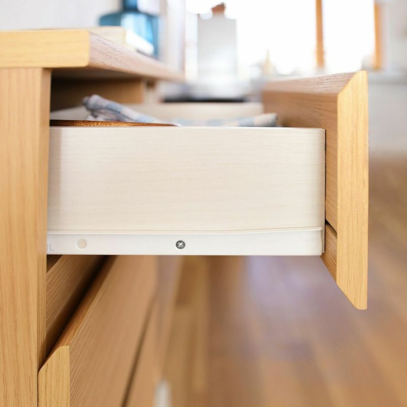 [楽々引き出せる引き出し]金属レールを使った引き出しは滑らかな開閉。耐久性にも優れています。