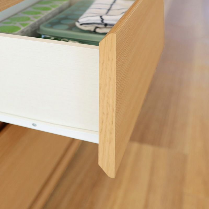 [取っ手のないデザイン]前板に手を掛けて開くことができます。カウンター下にピタッと収まる無駄のないすっきりとしたデザインです。