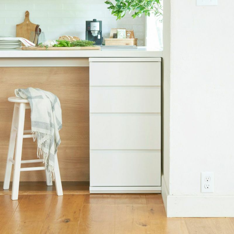 [家族の"笑顔"と"憩い"のダイニング]カウンター下のデッドスペースを収納に変えるカウンター下収納。小物が散らかりがちなダイニングをすっきり片付けて、家族みんなが笑顔でくつろげる場所をつくります。