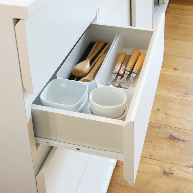 [小物の収納に便利なチェストタイプ]カトラリーなどのキッチン小物やダイニングでの書き物で使いたい文房具を収納するのに便利な引き出し収納です。