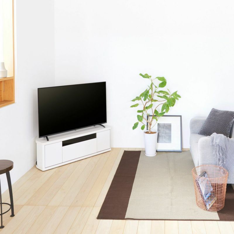 [スペースを有効活用できるコーナーテレビ台]大きなテレビを部屋の角に置くことで、リビングスペースを有効に活用できます。