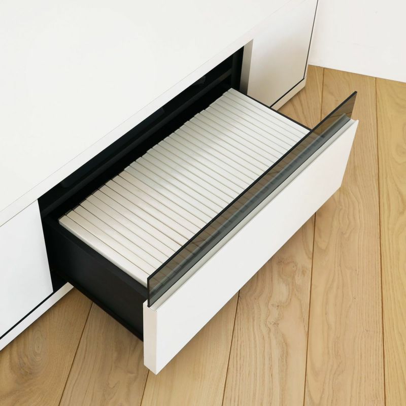 [引き出し収納]DVDやリビング小物の収納に使える引き出し収納。DVDはタイトル面を上にして約36枚収納できます。