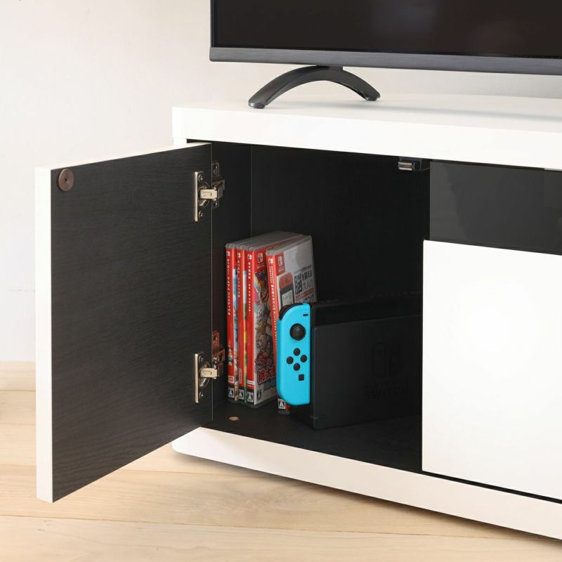 [縦置きゲーム機などの収納]扉内には、SwitchやWiiなどの縦置きゲーム機やWi-Fiルーターなどを収納できます。