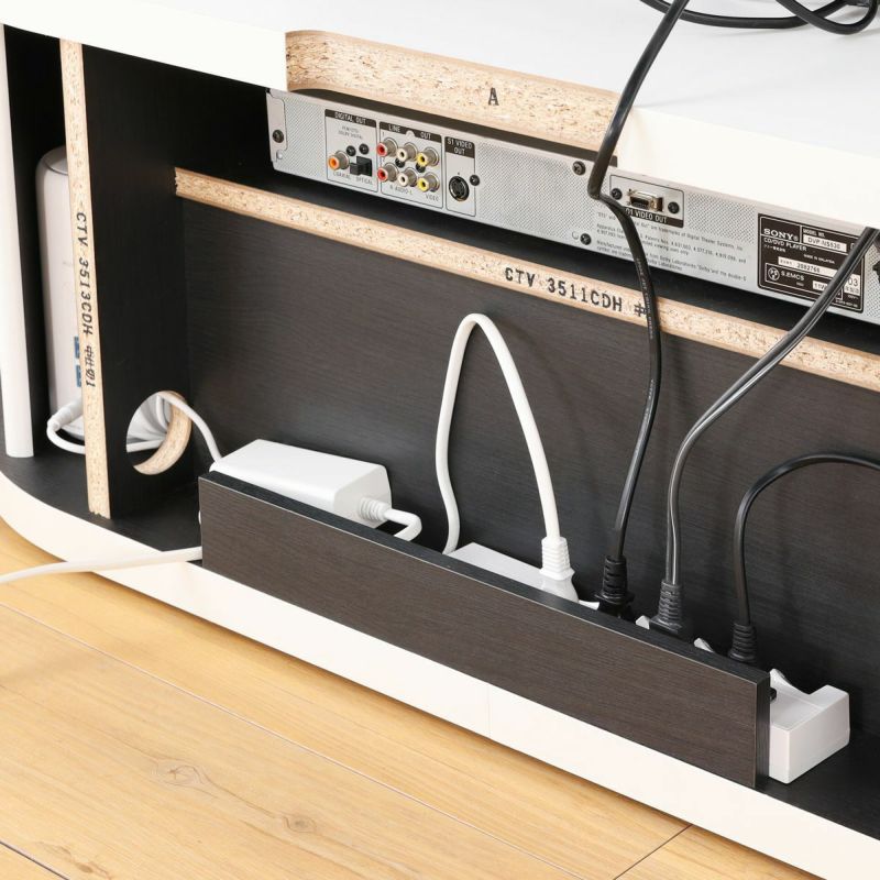 [配線をきれいにまとめる電源タップ収納]背面に電源タップを収納できます。複数の電源コードもきれいにまとめられます。