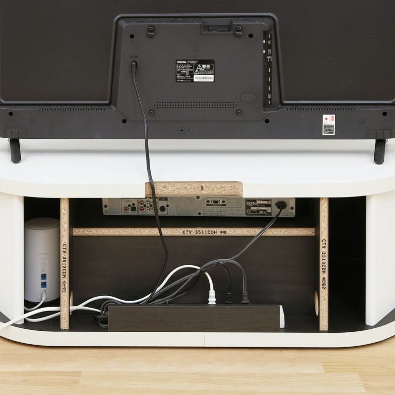 [配線イメージ]電源タップ収納や配線穴を活用してコードを収納する事で、テレビ台裏の配線がすっきりします。