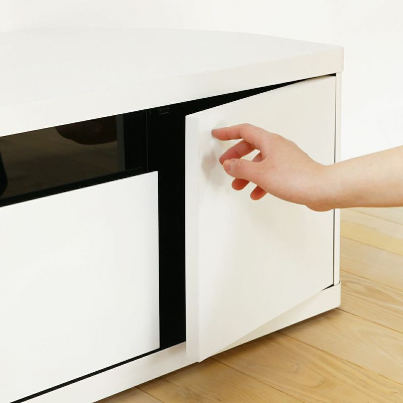 [プッシュ式扉で洗練されたデザインに]プッシュ式扉で取っ手のないすっきりとしたデザイン。角の丸みが強調されて優しい印象を与えます。