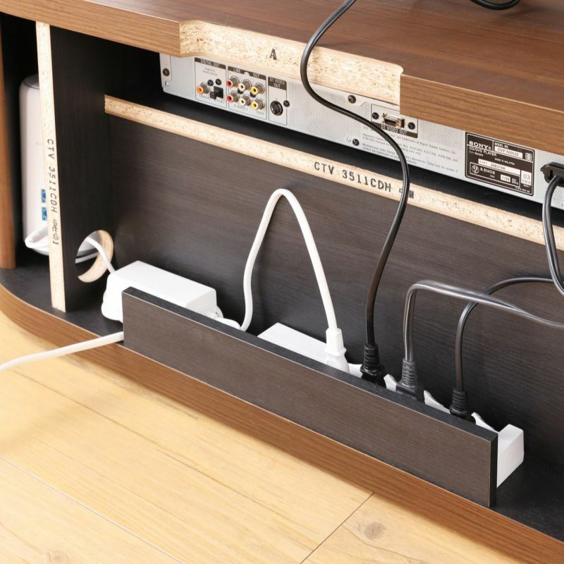 [配線をきれいにまとめる電源タップ収納]背面に電源タップを収納できます。複数の電源コードもきれいにまとめられます。