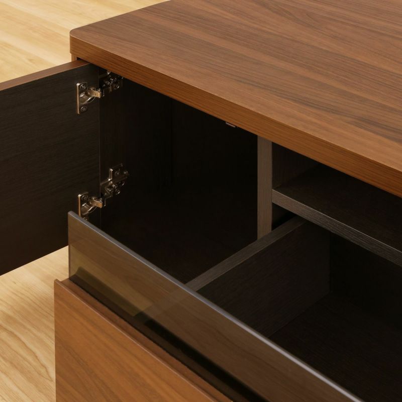 [高級感を与えるアクセントカラー]扉や引き出しを開けると内側は黒木目。扉を開けたときや隙間からのぞく黒色が、高級感を与えます。