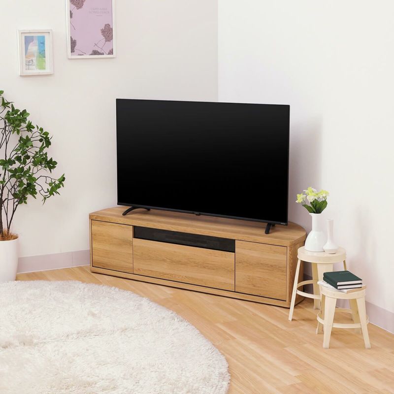 [スペースを有効活用できるコーナーテレビ台]大きなテレビを部屋の角に置くことで、リビングスペースを有効に活用できます。
