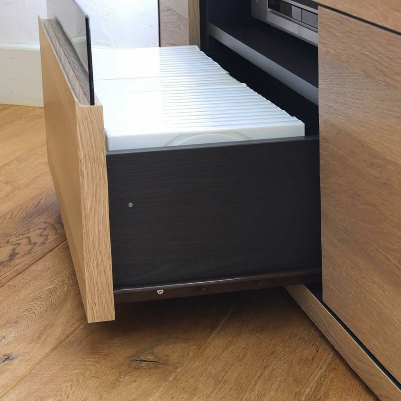 [開閉が滑らかな引き出し]開閉が滑らかな金属レールの引き出し。耐久性にも優れています。