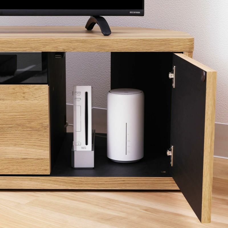 [縦置きゲーム機などの収納]扉内にはSwitchやWiiなどの縦置きゲーム機やWi-Fiルーターを収納できます。