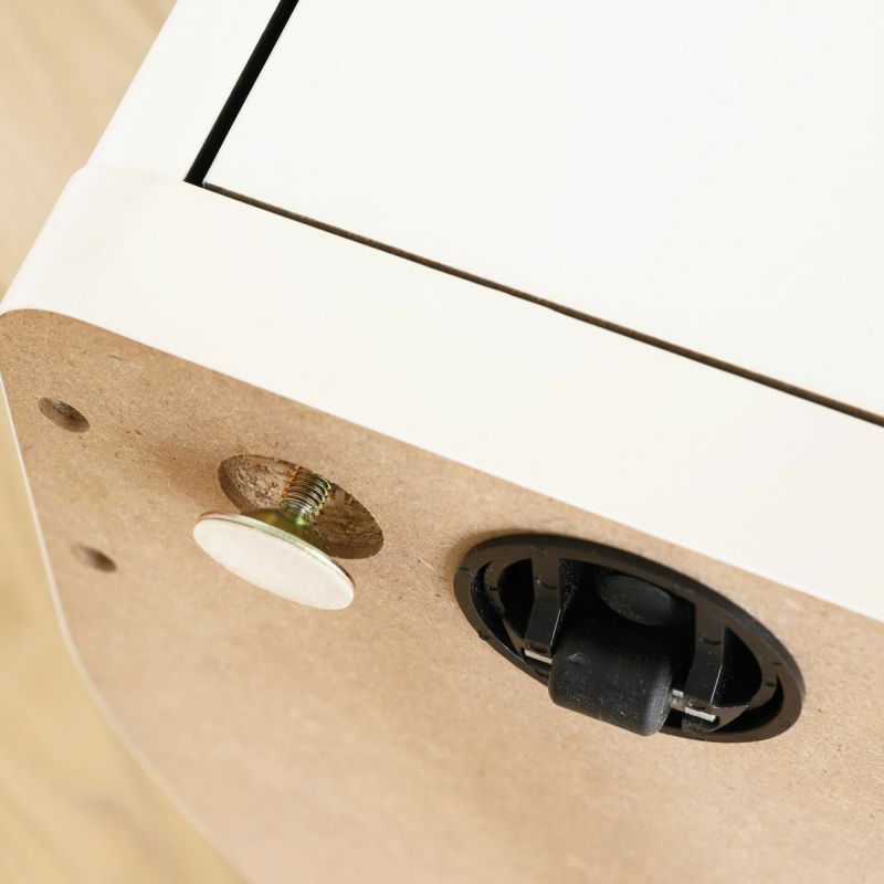 [移動させやすいキャスター付き]キャスターが付いているので、お掃除や模様替えのときに簡単に動かせます。ストッパーで固定もできます。※画像はWH色