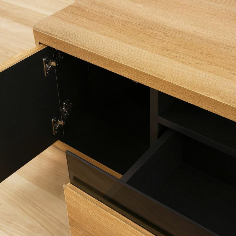 [高級感を与えるアクセントカラー]扉や引き出しを開けると内側は黒木目。扉を開けたときや隙間からのぞく黒色が、高級感を与えます。※画像はROC-3511DHNA