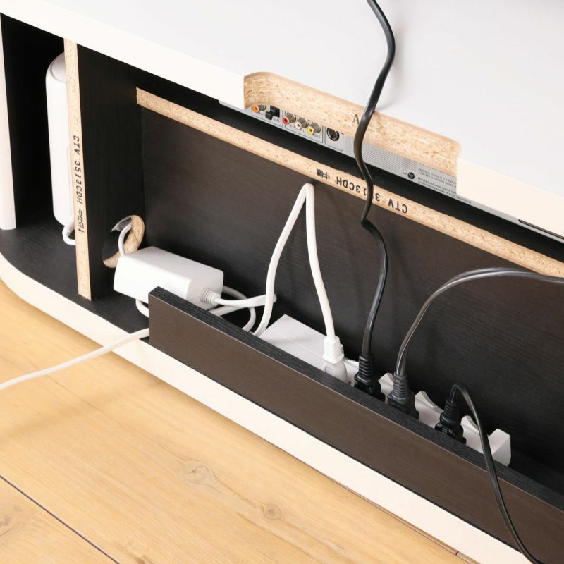 [配線をきれいにまとめる電源タップ収納]背面に電源タップを収納できます。複数の電源コードもきれいにまとめられます。