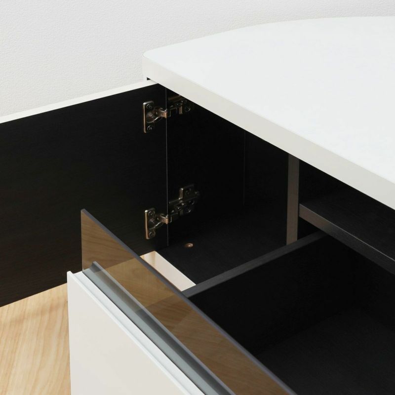 [高級感を与えるアクセントカラー]扉や引き出しを開けると内側は黒木目。扉を開けたときや隙間からのぞく黒色が、高級感を与えます。※画像はROC-3511DHWH